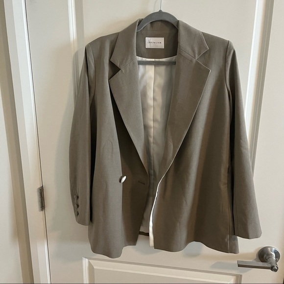 Wool-blend White Contrast Closure Blazer - Picture 5 of 16